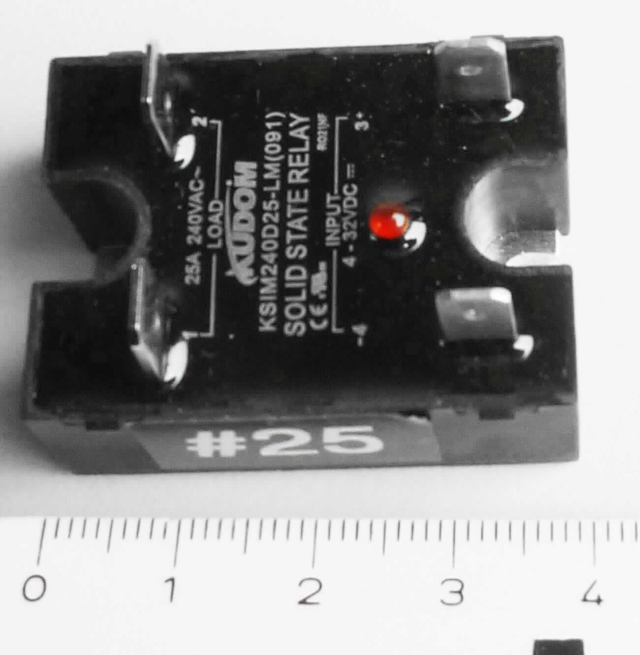 Photoelektrisches Relais, sog. SOLID STATE RELAY, Art. KSIM240D25-LM[091],
- Halbleiterrelais im Wesentlichen bestehend aus einer Leuchtdiode als Sender und einem Empfängerschaltkreis mit einem Triac für den Lichtempfang, Widerständen, einem Kondensator und einem Leistungs-Triac, in einem Gehäuse mit mehreren Schraubanschlüssen,
- keine integrierte Schaltung enthaltend,
- für eine Spannung von 240 VAC,
- zum Schalten von elektrischen Geräten.

Die Ware ist als "elektrisches Gerät zum Schließen und Unterbrechen von elektrischen Stromkreisen (Relais), für eine Spannung von mehr als 60 V, nicht für bestimmte Luftfahrzeuge, keine Ware der TARIC-Codes 8536 4900 30 bis 8536 4900 91" einzureihen.

Anlage: 1 Abbildung