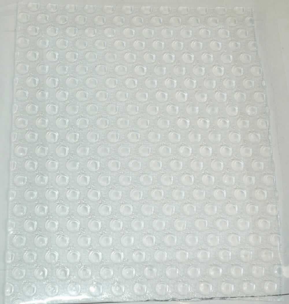 Angaben des Antragstellers:
transparente Anti-Rutschmatte, zuschneidbar
Größe: 50 x 150 cm
Material: PVC

Feststellungen an einem Warenmuster:
Es wurde ein Abschnitt einer einseitig genoppten, leicht trüben, farblosen Folie vorgelegt. Die Matte besteht aus einem Ethylen-Vinylacetat-Copolymer (EVA). Es wird unterstellt, dass der Ethylenanteil überwiegt.

Befund:
Es handelt sich um eine Folie aus Polymeren des Ethylens im Sinne der Unterposition (HS) 3920 10.