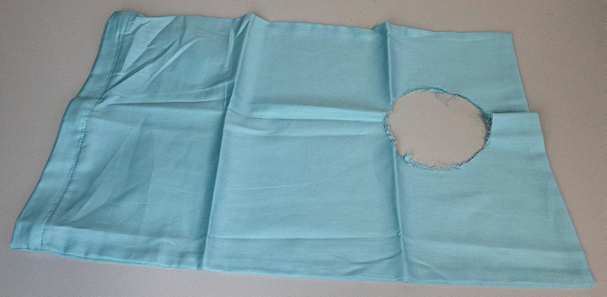 Bettwäsche, sog. Kissenbezug, Foto siehe Anlage,
- mit einer eingelegten Produktionformation in einem Polybeutel verpackt,
- rechteckig, laut Antrag in den Abmessungen von 30 cm x 50 cm,
- aus ca. 0,2 mm dicken, einfarbigen Geweben aus laut Antrag 100 % Baumwolle,
- zum Einstecken des Kissens an einer Seite mit einer Öffnung mit Reißverschluss
  mit einem Schieber ohne Verriegelungsstift versehen,
- u. a. durch Zusammennähen konfektioniert,
- wird üblicherweise gewaschen und kennzeichnet sich nach dem Verwendungszweck und der
  Beschaffenheit als Bettwäsche.

"Bettwäsche, aus Spinnstoffen, aus Geweben, nicht bedruckt, aus Baumwolle"