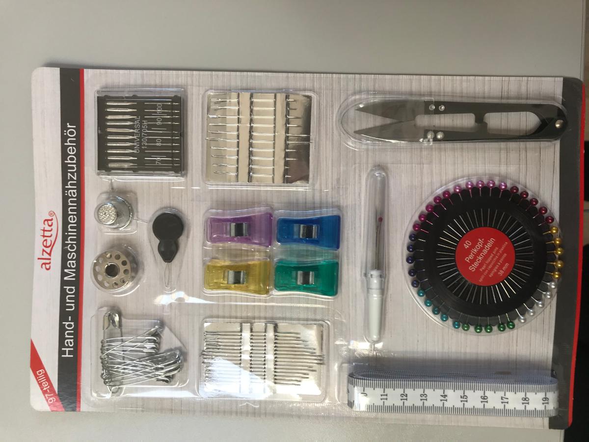 Es handelt sich um eine Warenzusammenstellung in Aufmachung für den Einzelverkauf, bestehend aus
 - 40 Stecknadeln aus Stahl mit zugespitztem Stift und einem kugelförmigen, farbigen Kopf aus Kunststoff,
   kreisförmig in einem Kunststoffrondell untergebracht,
- 15 Nähnadeln aus Stahl in verschiedenen Größen, zum Handgebrauch,
  nebeneinander auf einer Pappunterlage aufgemacht,
- 12 Sicherheitsnadeln aus Stahl in verschiedenen Größen,
- 10 Sticknadeln aus Stahl in verschiedenen Größen, zum Handgebrauch,
  nebeneinander auf einer Pappunterlage aufgemacht
- 10 Universal-Nähmaschinennadeln aus unedlem Metall in verschiedenen Größen,
  nebeneinander in einem Kunststoffkästchen untergebracht,
- 4 Textilklammern im Wesentlichen aus Kunststoff,
- 1 Unterfadenspule und 1 Fingerhut,  jeweils aus unedlem Metall,
- 1 Nadeleinfädler, 1 Nahttrenner mit Kunststoffschutzkappe und 1 Fadenschere,
  jeweils mit arbeitendem Teil aus unedlem Metall und
- einem Maßband (150 cm).
Die Erzeugnisse sind gemeinsam auf einer bedruckten Blisterverpackung mit Pappunterlage für den Einzelverkauf aufgemacht und dienen der Ausübung von Näh- und Schneiderarbeiten.
- Antragstellerangaben -

Die Sicherheitsnadeln, die Stecknadeln und die Näh- bzw. Sticknadeln, zum Handgebrauch bestimmen aufgrund der Menge den Charakter der Warenzusammenstellung.
Innerhalb der Position 7319 sind die Sicherheitsnadeln und die Stecknadeln hinsichtlich ihrer Menge gegenüber den Näh- bzw. Sticknadeln charakterbestimmend. Hinsichtlich des Wertes überwiegen die Nähnadeln gegenüber den Sicherheitsnadeln und den Stecknadeln. Ein charakterverleihender Bestandteil innerhalb der Position 7319 ist daher nicht ermittelbar. Die Erzeugnisse sind damit in die zuletzt genannte der gleichermaßen in Betracht kommenden Unterpositionen (hier: 7319 9010) einzureihen.

Abbildung siehe Anlage.

Derartige Waren gehören als "Nähnadeln und Sticknadeln, zum Handgebrauch, aus Stahl" zur Codenummer 7319 9010 00 0 des Zolltarifs.