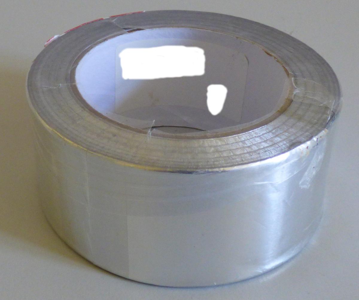 Aluminium-Klebeband

Bei der vorgelegten Ware handelt es sich nach den Angaben um ein Flacherzeugnis aus einer Aluminiumlegierung mit einer Dicke von 0,05 mm. Das Erzeugnis ist einseitig mit Acrylatkleber beschichtet, mit einer Kleberabdeckung aus Kunststofffolie, auf einer Rolle mit einer Breite von 48 mm und einer Länge von 50 m. Die Ware wird zum Reparieren, Abdichten und Abdecken von metallischen Oberflächen wie Aluminium oder Kupfer verwendet.

Die Ware ist als andere Folie aus Aluminium, auf Unterlage, mit einer Dicke (ohne Unterlage) von 0,021 mm bis 0,2 mm, in den TARIC-Code 7607 2090 90 einzureihen.