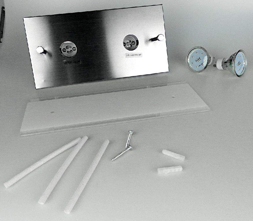 Bei dem sog. "LED Strahler Olivia", Art.Nr. 8634243, 7874042, 7872044 handelt es sich um eine elektrische Decken- und Wandleuchte in verschiedenen Ausführungen, im Wesentlichen bestehend aus einer rechteckigen Metallhalterung mit ein, zwei oder vier Fassungen für verschiedene Leuchtmittel mit GU10-Sockel und zwei Abstandshaltern aus Metall, die eine rechteckige Platte aus Glas aufnehmen. 
Das Erzeugnis ist für den Innenbereich (IP20) zur Decken- bzw. Wandmontage bestimmt.

Im Hinblick auf den Umfang und das äußere Erscheinungsbild ist der charakterbestimmende Stoff nicht ermittelbar. Aufgrund der Bedeutung in Bezug auf die Verwendung bestimmt das Metall als stabilitätsverleihendes Element den Charakter der Leuchte.

Hinweise auf eine Handarbeit liegen nicht vor.
 
Das in einem Karton verpackte Erzeugnis ist als "Leuchte, anderweit weder genannt noch inbegriffen, elektrische Decken- oder Wandleuchte, ausgenommen solche von der für öffentliche Plätze oder Verkehrswege verwendeten Art, nicht ausschließlich zur Verwendung mit LED-Lichtquellen bestimmt, aus Metall, nicht von den Codenummern 9405 1990 10 0 und 9405 1990 20 0 erfasst " einzureihen.