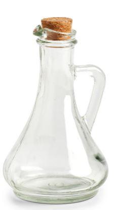 Essig-/Ölflasche, Foto siehe Anlage,
- nach den Antragsangaben:
- - in Form einer Karaffe,
- - - aus klarsichtigen, gewöhnlichem Glas,
- - mit einer Ausgusstülle am oberen Rand,
- - mit einem Henkel,
- - bauchig gearbeitet,
- - oben offen; mit einem Verschlussstopfen aus Kork,
- - mit den Abmessungen: ca. 16,5 cm (Höhe) x 10 cm (Durchmesser),
- - mit einem Fassungsvermögen von 265 ml,
- ohne Hinweise auf manuelle Glasentnahme.

"Glasware zur Verwendung bei Tisch oder in der Küche, kein Trinkglas, aus gewöhnlichem Glas,
 mechanisch gefertigt (mechanische Glasentnahme)"