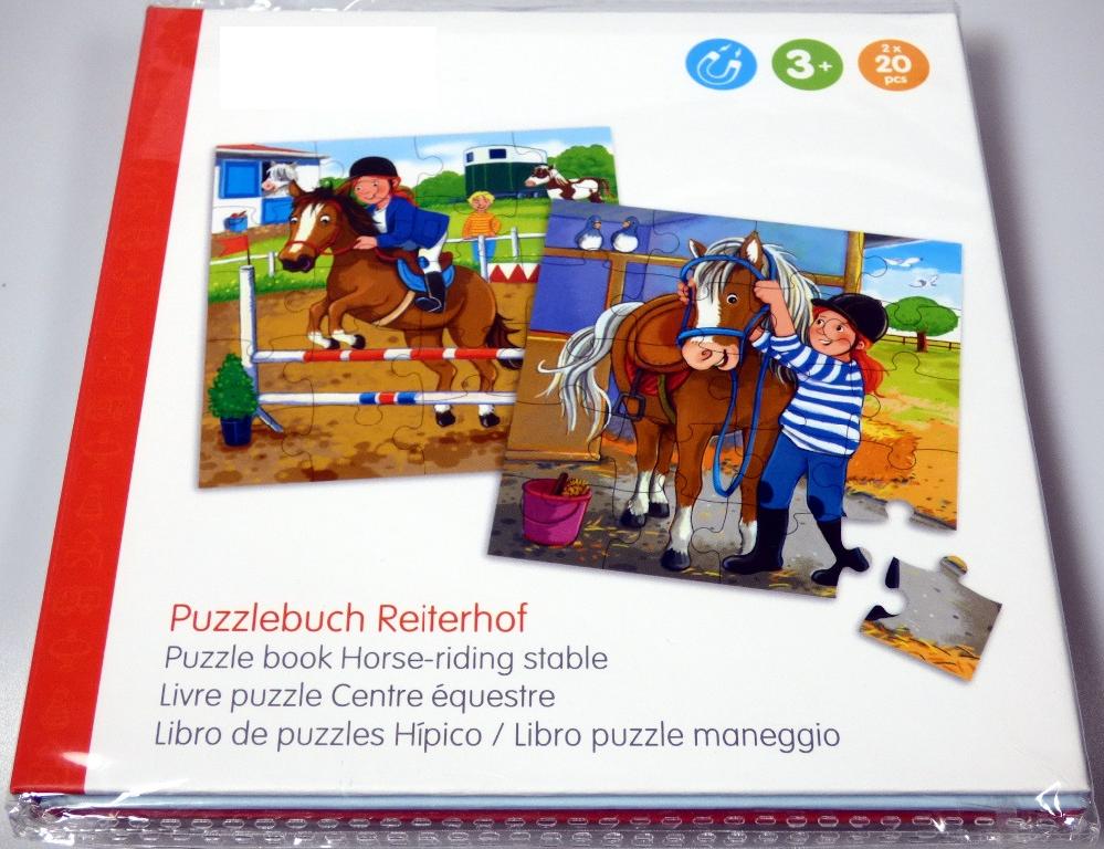Nach den Antragsangaben sowie dem vorgelegten Warenmuster handelt es sich bei dem sog. "Puzzlebuch Reiterhof, Art. 57383" um ein aufklappbares Bilderbuch aus Pappe für Kinder ab drei Jahren.
Das Buch umfasst insgesamt vier Seiten, von denen zwei mit kindgerechten Bildmotiven zum Thema Reiterhof bedruckt sind. Auf den übrigen, einfarbig gestalteten Seiten befinden sich 20-teilige Puzzle, welche vorderseitig ebenfalls mit Reiterhofmotiven bedruckt sind. Auf der Rückseite ist eine Magnetfolie angebracht, über welche die einzelnen Teile an einer weiteren, auf der Innenseite des Buches eingearbeiteten Magnetfolie halten.
Die Puzzle dienen der spielerischen Unterhaltung von Kindern.

Da weder das Bilderbuch noch die Puzzle den Charakter der Ware bestimmen, erfolgt die Einreihung in die zuletzt genannte der gleichermaßen in Betracht kommenden Positionen.

Die Ware ist in einem klarsichtigen Polybeutel verpackt. 

Derartige Erzeugnisse werden zolltarifrechtlich als "Puzzle, nicht aus Holz" eingereiht.