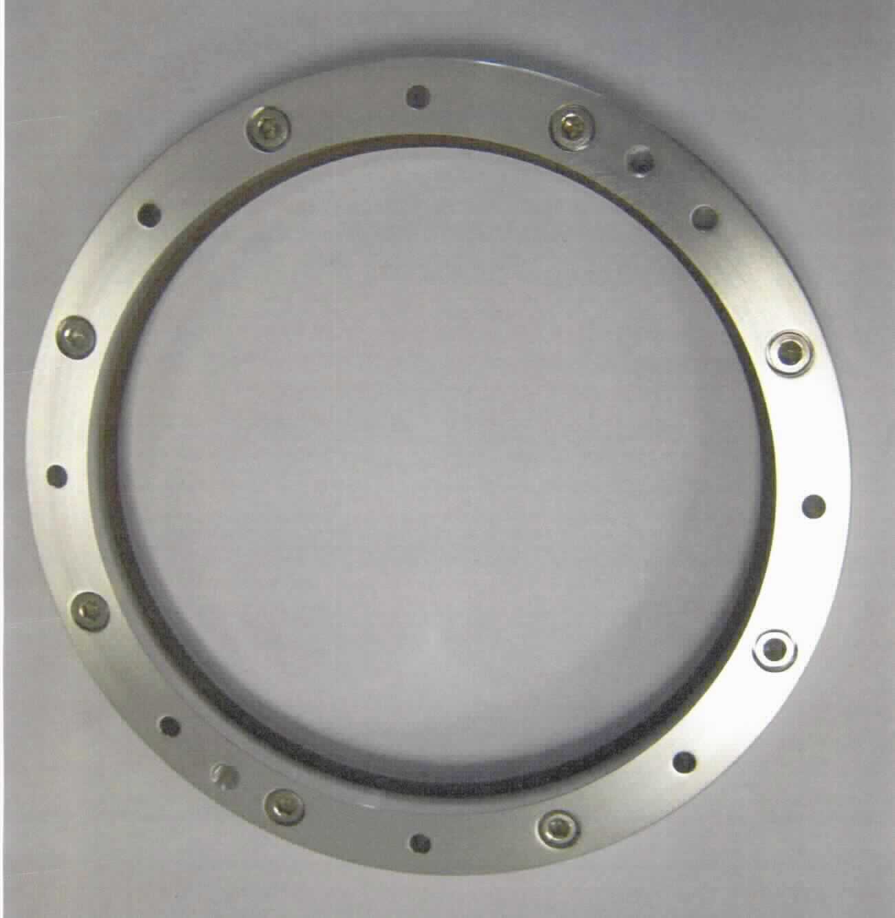 Sog. Aluring, in Form einer noch nicht zusammengesetzten Ware, bestehend aus zwei mit unterschiedlich großen Bohrungen versehenen Aluminiumringen, einem O-Ring und acht Schrauben. Die Ware dient als Halterung eines kegelförmigen Faseroptik-Tapers (Gegenstand der vZTA DEBTI-9750/19-1), der zum Einbau in ein Kamerasystem für Transmissionselektronenmikroskope zur verkleinernden Bildübertragung bestimmt ist. Der O-Ring wird zwischen  den beiden miteinander verschraubten Ringen fixiert und in die dafür vorgesehene Nut des Tapers eingesetzt. 
Zur äußeren Form siehe Abbildung in Anlage.

Die Ware wird als "Zubehör, erkennbar hauptsächlich bestimmt für ein starres Bündel aus optischen Fasern (Faseroptik-Taper), anderes als in den Unterpositionen (TARIC) 9001 1010 00 bis 9001 1090 30 genannt" eingereiht.