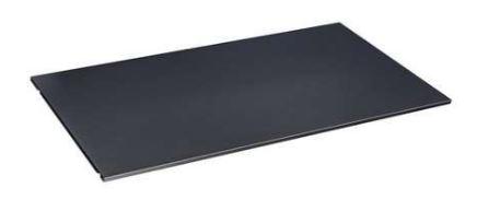 Bei der als "Regalbodensatz“ bezeichneten Ware handelt es sich um einen ca. 1045 mm x 476 mm x 13 mm (B x T x H) großen Fachboden aus Stahl für den Doppel-Flügel-Schrank mit der Artikelnummer V6000-03XL (nicht Gegenstand dieser vZTA-Entscheidung).
Das Metallerzeugnis besitzt spezifische Maße und seitliche Aussparungen.

Hinweise auf Handarbeit liegen nicht vor.

Die Ware ist als "erkennbares Teil eines anderen als von Positionen 9401 und 9402 erfassten Möbels, aus Metall, nicht handgearbeitet" einzureihen.