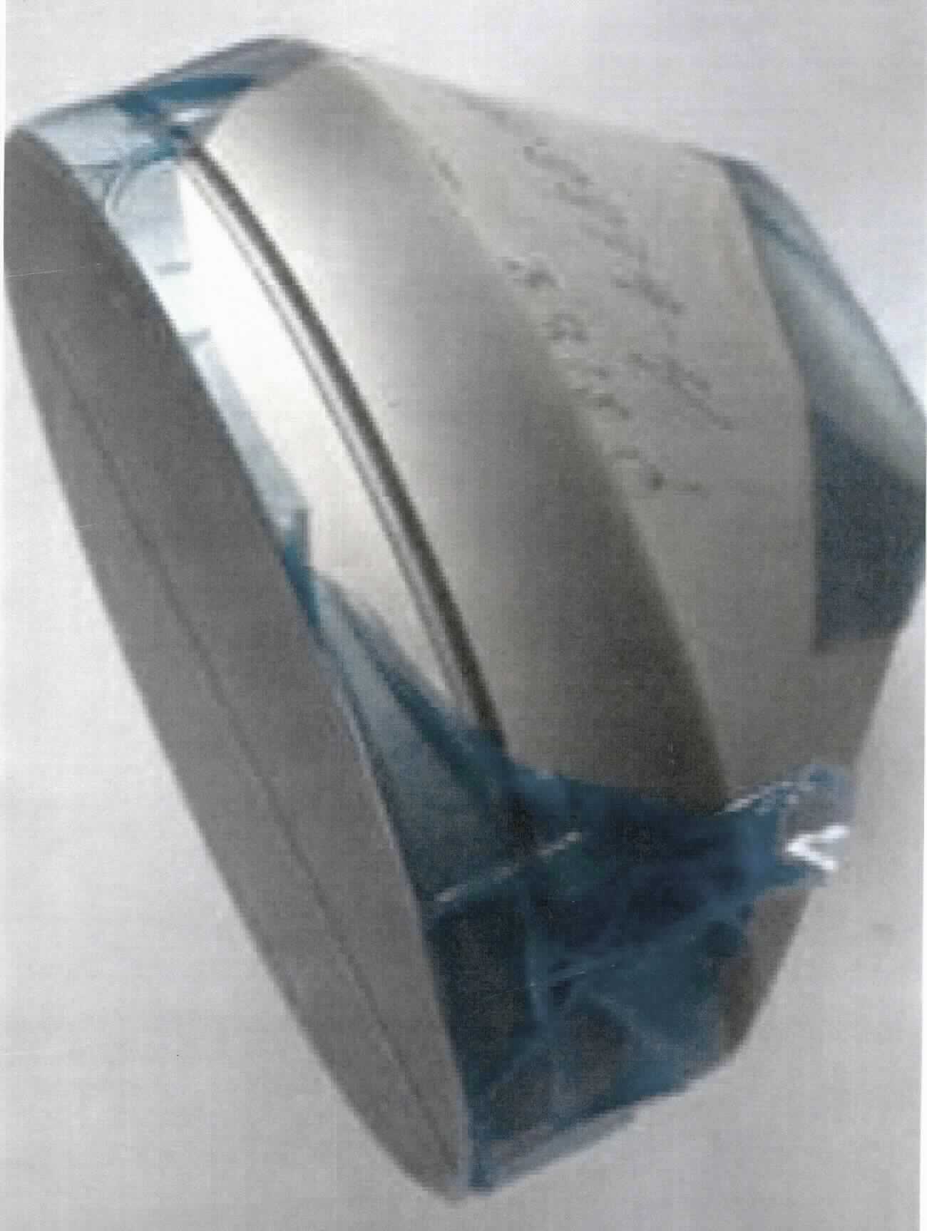 Faseroptikplatte (Fiberoptic Taper), in Form eines kegelförmigen optischen Elementes (Bilddiagonale an der großen Seite: 96,98 mm, Bilddiagonale an der kleinen Seite : 45 mm, Länge: 60,69 mm; zur äußeren Form siehe Abbildung in der Anlage), bestehend aus zusammengepressten und geformten Lichtleitfasern aus Glas. An der großen Seite ist eine Nut angebracht, in die ein Aluminiumhaltering (nicht Gegenstand dieser vZTA-Entscheidung) eingefügt wird. Die Faseroptikplatte überträgt ein Bild von der großen Oberfläche um den Faktor 2 verkleinert zur kleineren Seite. Auf die kleinere Seite wird ein optischer Sensor (CCD: charged coupled device, nicht Gegenstand dieser vZTA-Entscheidung) zur Detektion des Bildes geklebt. Die Faseroptikplatte wird in ein Kamerasystem für Transmissionselektronenmikroskope (nicht Gegenstand dieser  vZTA-Entscheidung) eingebaut und dient zur verkleinernden Bildübertragung.
Da die Ware sich als starres Bündel aus mit Bindemittel agglomerierten optischen Fasern darstellt, wird sie als "Bündel aus optischen Fasern" bereits von der Unterposition (HS) 9001 10 erfasst, so dass eine Einreihung in die Unterposition (HS) 9001 90 nicht mehr in Betracht kommt.
Die Ware wird als "Bündel aus optischen Fasern, kein Kabel zur Bildübertragung, andere Ware als in de Unterpositionen (TARIC) 9001 1090 10 bis 9001 1090 40 genannt" eingereiht.
