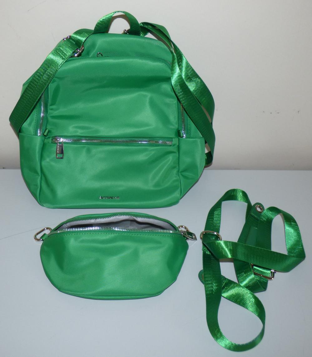 Rucksack, sog. Rucksack inkl. Waistbag 63810, Foto siehe Anlage,
aus verschiedenen Bestandteilen zusammengesetzte Ware, bestehend aus:
- einem Rucksack:
- - mit einer Außenseite aus Spinnstoffen,
- - mit einem Handtragegriff,
- - mit zwei längenverstellbaren, nicht abnehmbaren Rückentragegurten,
- - mit einem eingesetzten Vorfach mit Reißverschluss,
- - an den Schmalseiten jeweils mit einem offenen Einsteckfach,
- - an der Rückseite ca. 6 cm unterhalb des oberen Randes mit einem eingesetzten
    Reißverschlussfach und mit einem Spinnstoffband zum Befestigen z. B. an einem
    Trolleygestänge ausgestattet,
- - das Hauptfach ist mit einem entlang des oberen Randes an drei Seiten verlaufenden
    Reißverschluss versehen,
- - - gefüttert; innen mit einem aufgesetzten, offenen Einsteckfach und einem eingesetzten
      Reißverschlussfach ausgestattet,
- - mit den Abmessungen: ca. 24 cm (Breite) x 31 cm (Höhe) x 14 cm (Tiefe),
- - nicht handgearbeitet (laut Antrag),
- einer Handtasche,
- - mit einer Außenseite aus Spinnstoffen,
- - mit einem abnehmbaren Schultertragegurt,
- - mit einem vorn unterhalb des oberen Randes verlaufenden Reißverschluss versehen,
- - - gefüttert; ohne Inneneinteilung,
- - mit den Abmessungen: ca. 20 cm (Breite) x 12 cm (Höhe) x 7 cm (Tiefe),
- - mit zwei Karabinerhaken vorn an zwei Schlaufen des Rucksacks befestigt;
    optional mit dem Schultertragegurt zu verwenden,
- der Rucksack bestimmt im Hinblick auf seine Bedeutung in Bezug auf die Verwendung den
  wesentlichen Charakter der zusammengesetzten Ware,
- in unterschiedlichen Farben.

"Rucksack, mit Außenseite aus Spinnstoffen, nicht handgearbeitet"