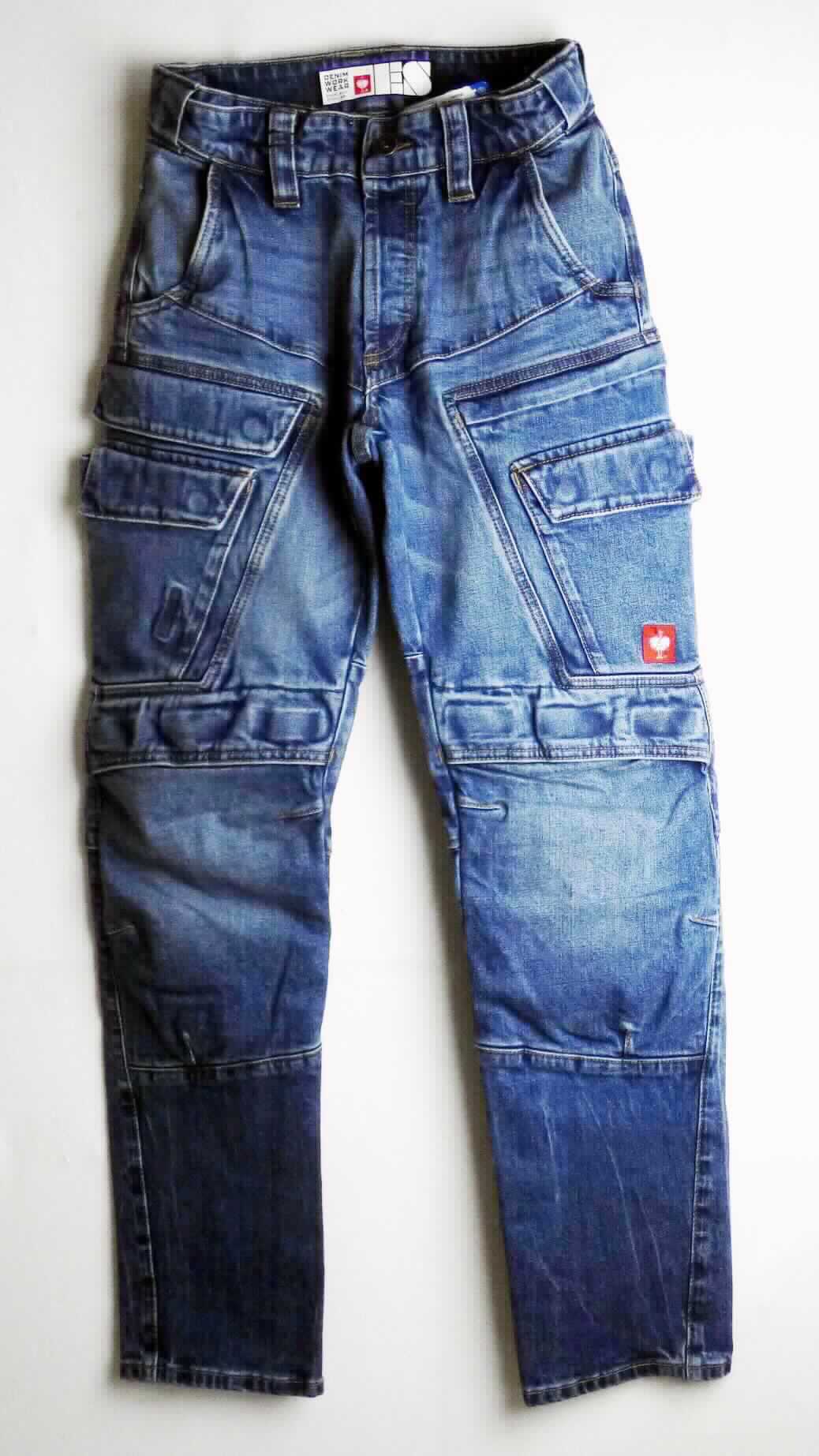 Lange Hose, sog. Cargo Worker-Jeans POWERdenim, A3-Art. 9580044, Größe 44, Foto siehe Anlage,
- in einem Polybeutel verpackt,
- aus ca. 0,9 mm dicken, buntgewebten, köperbindigen Denimgeweben aus laut Antrag 93 % Baumwolle, 
  6 % Polyethylen und 1 % Elasthan (beides synthetische Chemiefasern),
- in der Taille abschließend; mit einem ca. 5 cm breiten, angesetzten, teilweise elastischen Bund mit Gürtel-
  schlaufen,
- vorn mit einer Öffnung mit Knopfverschluss und Patte von links über rechts (Männerkleidung), die im Taillenbund  
  mit einem Knopf geschlossen wird, 
- mit verschiedenen aufgesetzten und eingesetzten Taschen, teilweise mit Patte und Magnetverschluss,
- im Bereich der Knie mit eingesetzten Einschubtaschen mit Patte und Klettverschluss,
- mit knöchellangen Hosenbeinen,
- an den Beinabschlüssen durch Umschlagen und Festnähen gesäumt, 
- lässt aufgrund ihres allgemeinen Aussehens und der Beschaffenheit nicht erkennen, dass sie dazu bestimmt ist,
  ausschließlich oder hauptsächlich zum Schutz anderer Kleidungsstücke und/oder Personen bei der  Ausübung 
  einer Gewerbe-, Berufs- oder Haushaltstätigkeit getragen zu werden.

"Lange Hose, aus Geweben, für Männer, aus Baumwolle, keine Arbeits- und Berufskleidung, aus Denim"