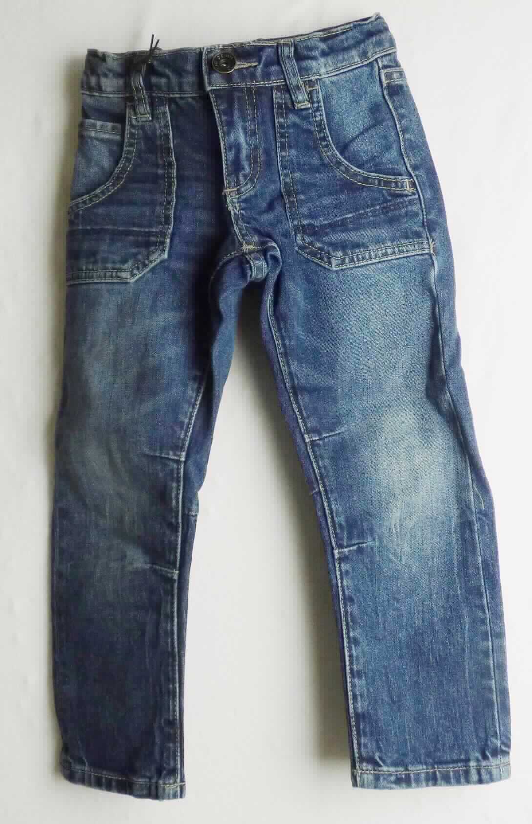 Lange Hose, sog. e. s. Jeans POWERdenim, Kinder, A3-Art. 9584011, Größe 98/104, Foto siehe Anlage,
- in einem Polybeutel verpackt,
- aus ca. 0,9 mm dicken, buntgewebten, köperbindigen Denimgeweben aus laut Antrag 83 % Baumwolle,
  12 % Polyester, 4 % Polyethylen und 1 % Elasthan (alles synthetische Chemiefasern),
- in der Taille abschließend; mit einem ca. 3,5 cm breiten, angesetzten, teilweise elastischen Bund mit Gürtel-
  schlaufen,
- vorn mit einer Öffnung mit Reißverschluss und Patte von links über rechts (Knabenkleidung), die im Taillenbund 
  mit einem Knopf geschlossen wird,
- mit verschiedenen aufgesetzten Taschen,
- mit knöchellangen Hosenbeinen,
- an den Beinabschlüssen durch Umschlagen und Festnähen gesäumt,
- keine Arbeits- und Berufskleidung.

"Lange Hose, aus Geweben, für Knaben, aus Baumwolle, keine Arbeits- und Berufskleidung, aus Denim"