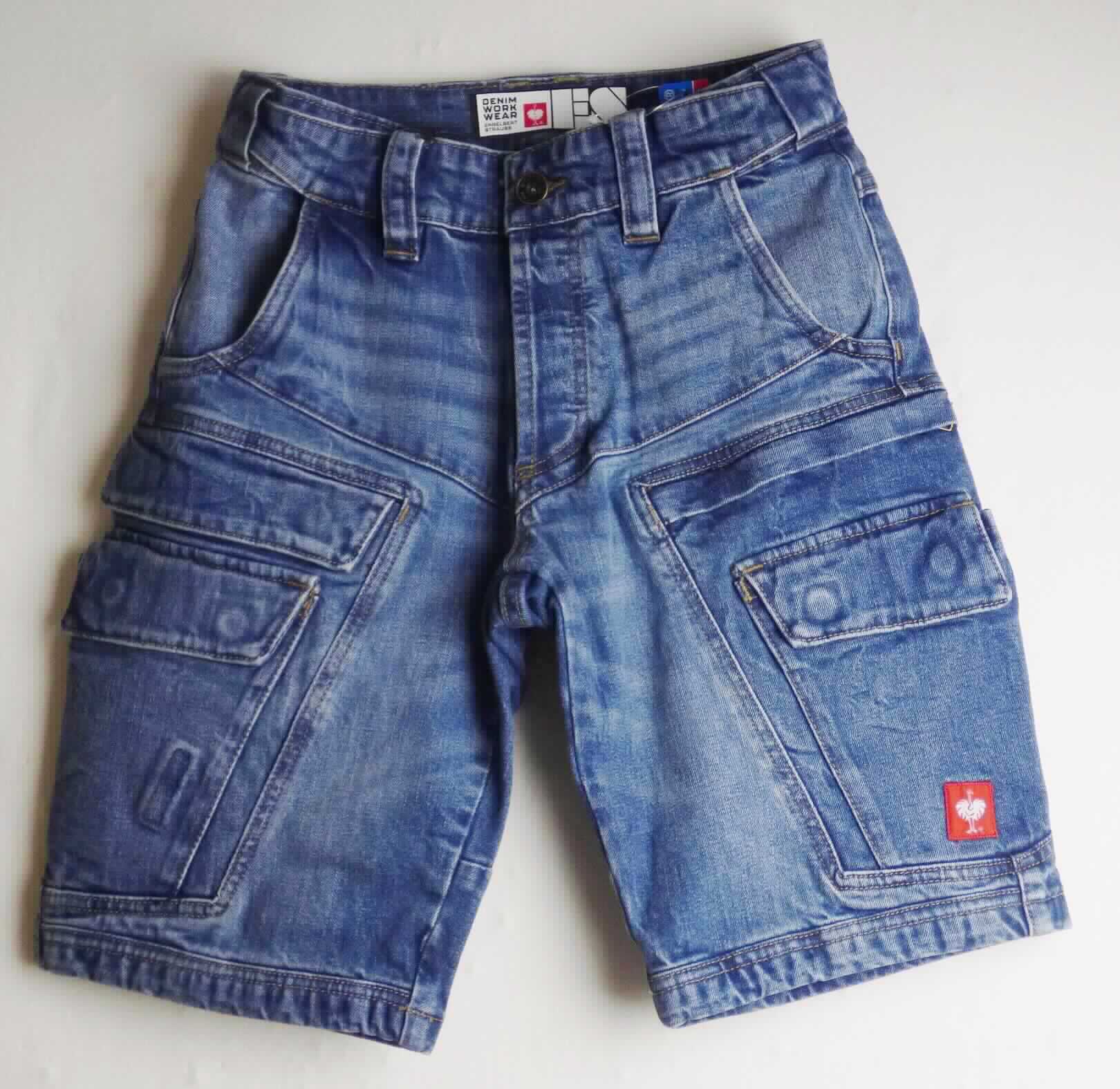 Kurze Hose, sog. Cargo Worker-Jeans Short POWERdenim, A3-Art. 9581044, Größe 44, Foto siehe Anlage,
- in einem Polybeutel verpackt,
- aus ca. 0,9 mm dicken, buntgewebten, köperbindigen Denimgeweben aus laut Antrag 93 % Baumwolle,
  6 % Polyethylen und 1 Elasthan (beides synthetische Chemiefasern),
- in der Taille abschließend; mit einem ca. 5 cm breiten, angesetzten, teilweise elastischen Bund mit Gürtel-
  schlaufen,
- vorn mit einer Öffnung mit Knopfverschluss und Patte von links über rechts (Männerkleidung), die im Taillenbund 
  mit einem Knopf geschlossen wird,
- mit verschiedenen ein- und aufgesetzten Taschen, teilweise mit Patte und Reiß- oder Magnetverschluss,
- mit kurzen Hosenbeinen, die nicht die Knie bedecken (Seitenlänge: ca. 48 cm),
- an den Beinabschlüssen durch Umschlagen und Festnähen gesäumt bzw. mit einem schmalen Gewebezuschnitt 
  eingefasst,
- keine Einreihung als Arbeits- und Berufskleidung, u. a. da innerhalb der Unterposition 6203 4290 keine 
  entsprechende Unterteilung vorgesehen ist.

"Kurze Hose, aus Geweben, für Männer, aus Baumwolle"