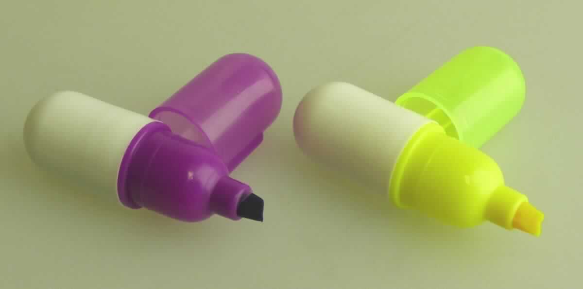 Es handelt sich um Textmarkerstifte mit poröser Spitze, sog. "Textmarker in Kapselform" (Art.: 095115) in verschiedenen Farben, äußerlich einer Kapsel (Gesamtlänge ca. 5 cm) ähnlich. Die Mine ist von einem weißen Kunststoffgehäuse umschlossen. Die aus dem Gehäuse herausragende Keilspitze wird durch eine abnehmbare Verschlusskappe aus bunten Kunststoff  geschützt. 

Sie sind als "Markierstifte mit poröser Spitze" einzureihen.