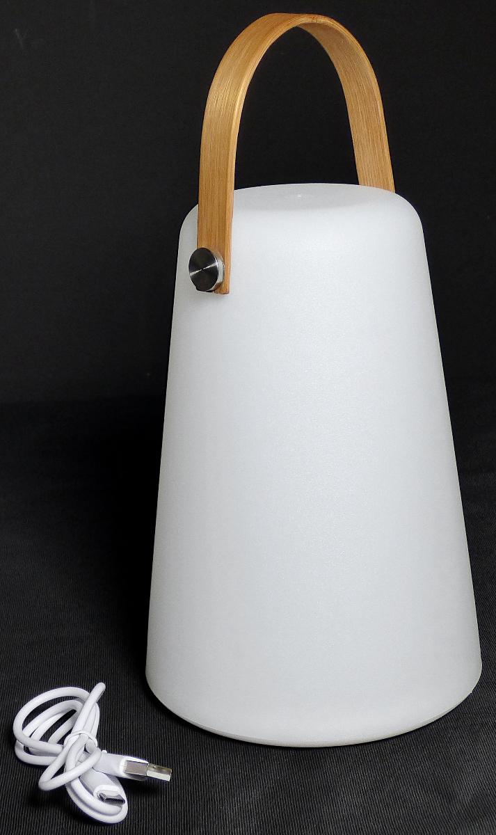 Bei der sog. "Wiederaufladbaren Lampe", Art.-Nr. 9437566 handelt es sich um einen elektrischen Beleuchtungskörper, im Wesentlichen bestehend aus einem konischen Gehäuse (Größe ca. 20 x 9 - 14 cm, Höhe x Durchmesser) aus weißem lichttransparentem Kunststoff, einem im Innenraum eingesetzten LED-Leuchtmittel und einem Bügel aus Holz (Griff zum Umsetzen). Das Erzeugnis ist mit einem eingebauten Akkumulator sowie einem Ein-/Ausschalter und einem USB-Anschluss zum Aufladen auf der Unterseite ausgestattet.

Die Leuchte dient vielfältigen Beleuchtungszwecken und kann als Stimmungslicht bspw. auf den Tisch oder in ein Regal gestellt werden.

Der stoffliche Charakter der aus verschiedenen Stoffen zusammengesetzten Ware wird aufgrund des Umfangs, des äußeren Erscheinungsbildes und der Bedeutung in Bezug auf die Verwendung durch den Kunststoff bestimmt. 

Die Ware ist zusammen mit einer Bedienungsanleitung und einem USB-Kabel in einem Karton verpackt.

Das Erzeugnis ist als "elektrischer Beleuchtungskörper, anderweit weder genannt noch inbegriffen, nicht von den Unterpositionen (HS) 9405 11 bis 9405 41 erfasst, ausschließlich zur Verwendung mit LED-Lichtquellen bestimmt, kein Scheinwerfer, aus Kunststoffen" einzureihen.