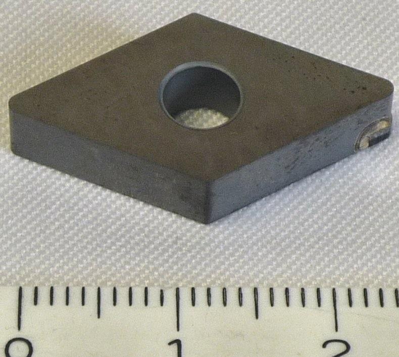 "Schneidplatten"

- nicht gefasste, mittig gelochte, unterschiedliche geformte (z. B. quadratisch,
  rhombisch usw.) Schneidplatten

- aus Cermets auf der Grundlage von Wolframcarbid mit Cobalt als Bindemittel

- mit jeweils einem an einer Ecke eingesetzten Schneideinsatz (= arbeitender Teil) aus
  Cermets auf der Grundlage von kubischem Bornitrid (CBN) mit einem metallischen Binder
  (Cobalt)

- lediglich eine Schneidecke aufweisend, somit keine Wendeschneidplatte, da nicht
  zum Wenden geeignet

- zur Verwendung als arbeitender Teil in auswechselbaren Werkzeugen für die
  Metallbearbeitung

(Antragstellerangaben)

Abbildung siehe Anlage.

Derartige Erzeugnisse gehören als "Plättchen für Werkzeuge, nicht gefasst, aus Cermets, keine Wendeschneidplatten" zum TARIC-Code 8209 0080 00.