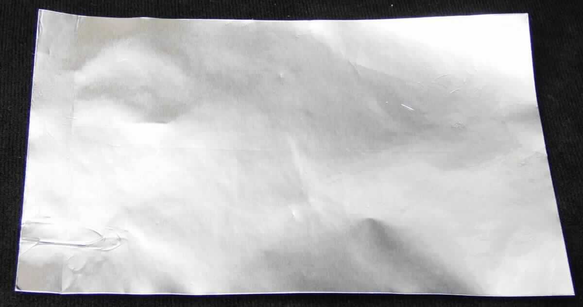 Verschlussfolie für Mikrotiterplatten

Bei der Ware handelt es sich um silberglänzende, rechteckig zugeschnittene, selbstklebende Folienstücke mit einer Länge von ca. 13,4 cm und einer Breite von ca. 8,2 cm aus Aluminium (lt. Antragstellerangabe). Die Folien sind auf einer beschichteten Papierschutzunterlage angebracht. Die Foliendicke beträgt ohne Schutzunterlage und ohne Klebstoff ca. 0,030 mm.

Derartige Erzeugnisse sind als "andere Folien aus Aluminium, auf Unterlage, mit einer Dicke (ohne Unterlage) von 0,021 mm bis 0,2 mm" in die Codenummer 7607 2090 00 0 des Zolltarifs einzureihen.
