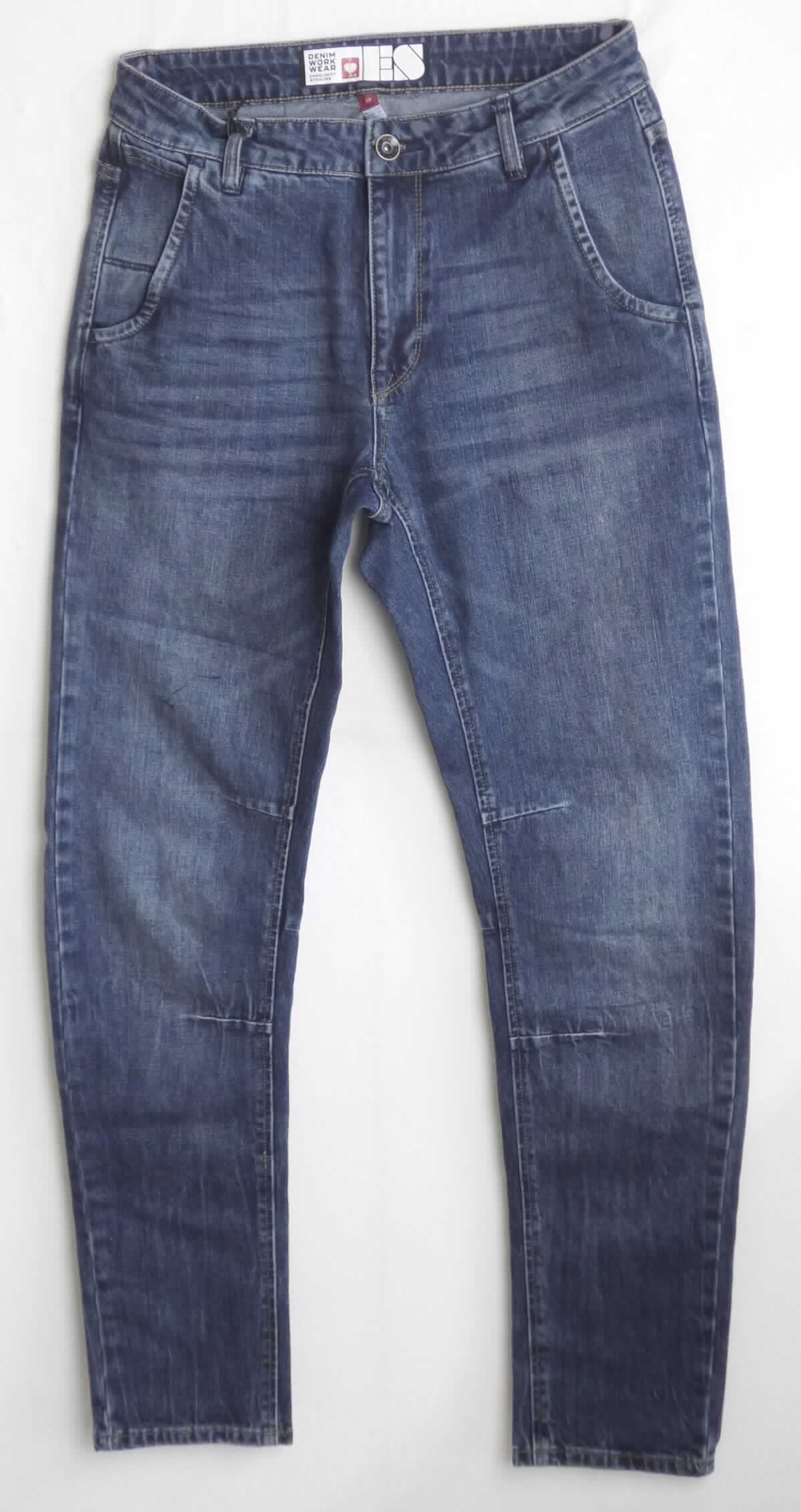 Lange Hose, sog. e.s. 5-Pocket-Jeans POWERdenim, A3-Art. 9582046, Größe 46, Foto siehe Anlage,
- in einem Polybeutel verpackt,
- aus ca. 0,9 mm dicken, buntgewebten, köperbindigen Denimgeweben aus laut Antrag 83 % Baumwolle, 
  12 % Polyester, 4 % Polyethylen und 1 % Elasthan (alles synthetische Chemiefasern),
- in der Taille abschließend; mit einem ca. 5 cm breiten, angesetzten Bund mit Gürtelschlaufen,
- vorn mit einer Öffnung mit Reißverschluss und Patte von links über rechts (Männerkleidung), die im Taillenbund  
  mit einem Knopf geschlossen wird, 
- in der Art einer Five-Pocket-Hose gearbeitet; vorn mit zwei eingesetzten, offenen Taschen und einer 
  aufgesetzten kleinen Tasche sowie mit zwei aufgesetzten, offenen Gesäßtaschen,
- im Bereich der Knie mit Abnähern gearbeitet,
- mit knöchellangen Hosenbeinen,
- an den Beinabschlüssen durch Umschlagen und Festnähen gesäumt, 
- lässt aufgrund ihres allgemeinen Aussehens und der Beschaffenheit nicht erkennen, dass sie dazu bestimmt 
  ist, ausschließlich oder hauptsächlich zum Schutz anderer Kleidungsstücke und/oder Personen bei der
  Ausübung einer Gewerbe-, Berufs- oder Haushaltstätigkeit getragen zu werden.

"Lange Hose, aus Geweben, für Männer, aus Baumwolle, keine Arbeits- und Berufskleidung, aus Denim"