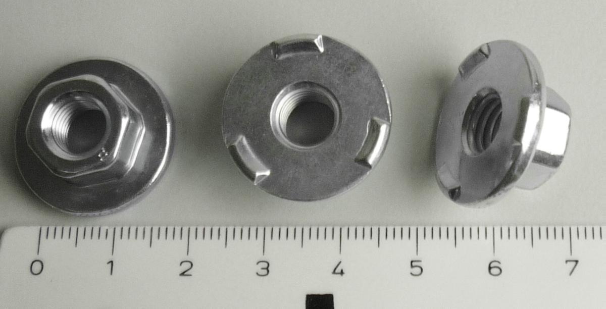 Es handelt sich um Muttern aus Stahl (kein nicht rostender Stahl) mit einem Außensechskant, die über die gesamte Länge mit einem metrischen Innengewinde (M8) versehen sind. Auf einer Seite sind die Erzeugnisse zu einem Flansch mit drei Schweißansätzen (sog. Schweißwarzen) ausgearbeitet.
Abmessungen: Außendurchmesser: ca. 22 mm, Länge: ca. 10 mm.
- Antragstellerangaben -

Abbildung siehe Anlage.

Derartige Erzeugnisse gehören als "andere Muttern aus Stahl (kein nicht rostender Stahl), mit Gewinde, mit einer Lochweite von 12 mm oder weniger"  zur Codenummer 7318 1692 90 0 des Zolltarifs.