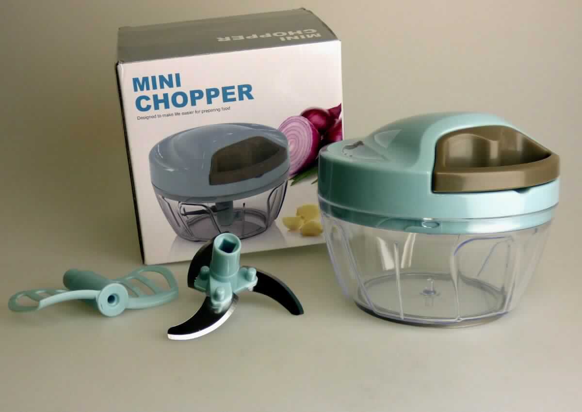 "Mini Chopper";
Warenzusammenstellung in Aufmachung für den Einzelverkauf, bestehend aus

- einem von Hand zu betätigenden mechanischen Gerät, bestehend aus einer Welle mit 
  arbeitendem Teil in Form von drei Schneidklingen aus Stahl, einem runden, durchsichtigen 
  Kunststoffbehältnis sowie einem runden Kunststoffdeckel mit integrierter Seilzugmechanik
  mit Rückzugfeder
- - Durchmesser: ca. 12,5 cm, Höhe: ca. 11 cm
- - Gewicht ca. 240g
- - der Seilzug treibt die Welle mit den Schneidklingen an, sodass das eingelegte 
    Schnittgut (z. B. Zwiebeln) durch wiederholtes Ziehen zerteilt wird

- einem annähernd rechteckigen und zu den Enden höher werdenden Kunststoffrühreinsatz 
  mit diversen Aussparungen
- - zum Aufsetzen auf die Welle, nach dem Entfernen der Schneidklingen

- gemeinsam in einem bedruckten Pappkarton verpackt

Das mechanische Gerät bestimmt insbesondere im Hinblick auf den Umfang und die Bedeutung 
für die Verwendung den Charakter der Warenzusammenstellung.

Abbildung siehe Anlage.

Derartige Erzeugnisse gehören als "von Hand zu betätigende mechanische Geräte mit einem 
Gewicht von weniger als 10 kg, zum Vorbereiten von Speisen, mit arbeitendem Teil aus unedlem 
Metall" zur Codenummer 8210 0000 00 0 des Zolltarifs.