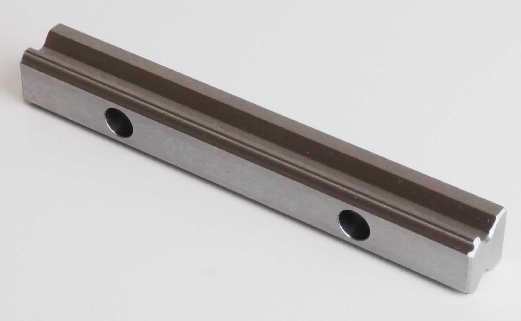 Linearführungsschiene, bestehend aus einer speziell geformten Führungsschiene aus Stahl mit beidseitiger Nut zur Führung von Kugeln, mit Montagebohrungen, zur Verwendung als Bauteil einer Profilschienenführung zusammen mit einem Laufwagen (nicht Gegenstand der vZTA-Entscheidung) zur präzisen und reibungsarmen Bewegung von linear verfahrbaren Maschinenorganen.

Die Ware ist als "Teil, erkennbar ausschließlich für Wälzlager (Kugelführungen) bestimmt, keine Kugeln, Rollen, Nadeln oder Messingkäfige" einzureihen.

Anlage:
1 Ablichtung