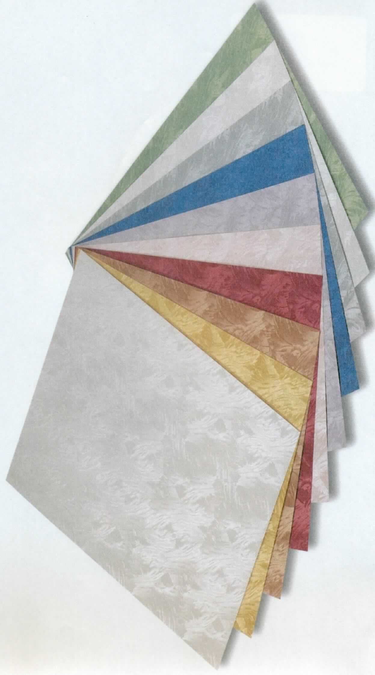 Es handelt sich nach den vorgelegten Warenproben sowie den ergänzenden Angaben der Antragstellerin um Papier aus ungebleichtem Halbstoff, das schauseitig mit einer Kunststofffolie und mit einer metallisch glänzenden Farbschicht überzogen ist. Das Papier wird in rechteckigen Bogen unterschiedlicher Formate eingeführt, die in einem Kunststoffbeutel verpackt sind.

Derartige Waren gehören als "mit Kunststoff überzogene Papiere, nicht mit einer Klebeschicht versehen, andere als gebleicht, in rechteckigen Bogen, jeder Größe, ausgenommen Waren von der in der Position 4803, 4809 oder 4810 beschriebenen Art" zur Codenummer 4811 59 00 00 0 des Zolltarifs.
