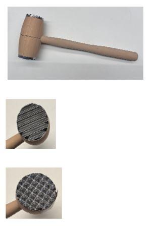 "Fleischklopfer", Art.-Nr. 8080032

- mit freiem Arm zu handhabendes, hammerähnliches Erzeugnis, bestehend aus einem Kopf mit
  darin eingelassenem Stiel aus Holz und zwei auf den Kopfflächen befindlichen, mit unter-
  schiedlichen Profilen (länglich und quadratisch gezackt) versehenen Scheiben aus Aluminium

- Abmessungen: etwa 310 x 105 x 45 mm

- zum Klopfen von Fleisch

 Abbildung siehe Anlage.

Derartige Erzeugnisse gehören als "Handwerkzeuge (Haushaltswerkzeuge), anderweit weder genannt noch inbegriffen, mit arbeitendem Teil aus unedlem Metall" zur Codenummer 8205 5100 00 0 des Zolltarifs.