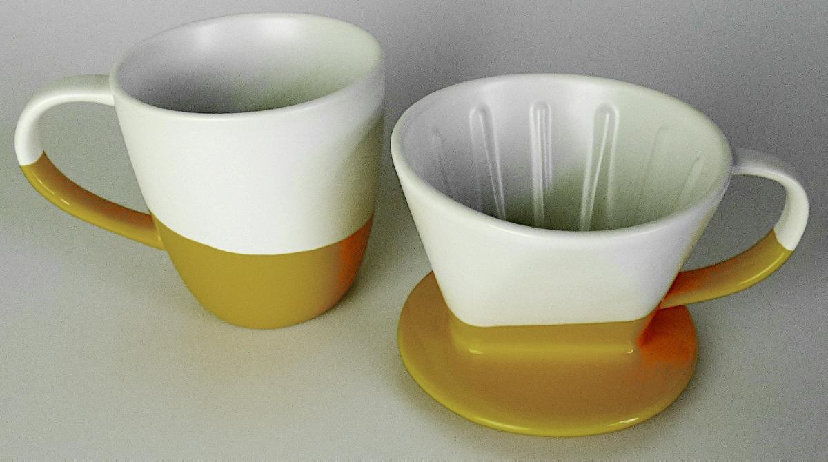 Warenzusammenstellung, bestehend aus einem Kaffeefilter und einem Henkelbecher, Foto siehe Anlage,
- in einem Pappkarton für den Einzelverkauf aufgemacht,
- zur Befriedigung eines speziellen Bedarfs zusammengestellt,
- Kaffeefilter:
- - in Form eines oben weißen und unten gelben, glasierten, runden, an den Innenwänden mit Rillen
    versehenen, trichterförmigen, unten zu einem Standfuß ausgeformten, im Boden mit drei Auslauf-
     löcher versehenen Filters mit seitlichem Henkel,
- - mit einer Höhe von ca. 8,1 cm und mit einem oberen Durchmesser von 10,7 cm,
- - keramisches Erzeugnis, nach der Formgebung gebrannt, tonmineralhaltiges Material enthaltend,
- - nach dem Ergebnis der wissenschaftlichen Untersuchung aus anderer Keramik als Porzellan,
    gewöhnlicher Ton, Steinzeug, Steingut oder feine Erden,
- Henkelbecher:
- - glasierte, becherartige Tasse mit Henkel,
- - oben weiß und unten gelb,
- - in den Abmessungen: ca. 8,9 cm (Durchmesser) x 9,4 cm (Höhe),
- - keramisches Erzeugnis, nach der Formgebung gebrannt, tonmineralhaltiges Material enthaltend,
- - nach dem Ergebnis der wissenschaftlichen Untersuchung aus Steinzeug,
- insbesondere im Hinblick auf das Gewicht und den Wert bestimmt der Kaffeefilter den wesentlichen
  Charakter der Warenzusammenstellung.

"Keramischer Haushaltsartikel (Kaffeefilter), Artikel für den Küchengebrauch, aus anderer Keramik als
Porzellan, gewöhnlicher Ton, Steinzeug, Steingut oder feine Erden"