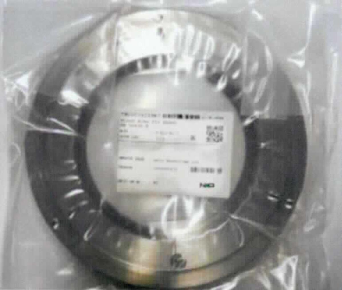 Sog. Clamp Ring
- in Form eines maßhaltig nach Werkzeichnung gefertigten, ringförmigen Einbauelements
  aus Edelstahl, mit zentrischer, runder Aussparung und verschiedenen, verwendungs-
  spezifisch angeordneten Montagebohrungen am umlaufenden Rand (Abbildung siehe
  Anlage),
- zum Einbau in eine Beschichtungsanlage zum Aufbringen von dünnen Metallschichten
  auf Wafer im Rahmen der Halbleiterherstellung 
- zum Schutz der Vakuumkammer (PVD-Kammer) vor Verunreinigungen,
- lieferbar in zwei Größen für 6 Zoll und 8 Zoll Wafer.

"Teil, erkennbar ausschließlich für Maschinen von der ausschließlich zum Herstellen von Halbleiterscheiben (wafers) verwendeten Art bestimmt - sog. Clamp Ring für Vakuumkammer einer Halbleiterbeschichtungsanlage"