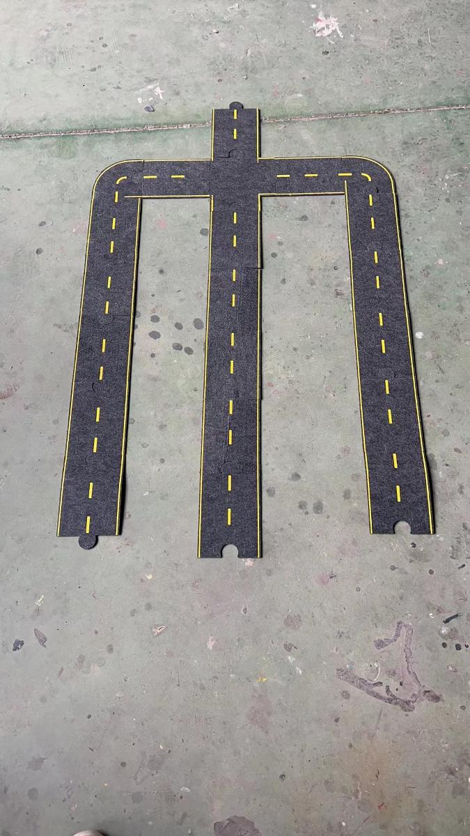 Bei dem durch eine Abbildung veranschaulichten Erzeugnis handelt es sich um ein Baukastenspielzeug
in Form eines Straßen-/ Fahrbahn-Sets, bestehend aus:
- 27 Straßenteilen aus schwarzen Spinnstoffen (laut Angaben aus strapazierfähigem Filz aus
  100 % Polyester), die auf der Oberseite mit gelben Fahrbahnmarkierungen bedruckt sind,
- - mit 17 geraden Straßenabschnitten,
- - acht Kurven,
- - zwei Kreuzungen.
Die Straßenteile sind mit ausgestanzten Steckverbindungen (ähnlich wie bei Puzzleteilen) versehen
und alleine nicht zum Spielen geeignet. Sie lassen sich nach Belieben zu verschiedenen Straßenzügen
zusammensetzen und dienen somit der spielerischen Unterhaltung insbesondere von Kindern.

Zolltarifrechtlich liegt "anderes als in den Unterpositionen (KN) 9503 0010 bis 9503 0030 genanntes
Spielzeug, Baukastenspielzeug, nicht aus Kunststoff, nicht handgearbeitet aus Holz" vor.