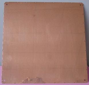 Sog. Absorber-Platte, bestehend aus einer rechteckigen Kupferplatte mit abgeschrägten Ecken (Abmessungen: 447 x 447 x 1 mm), nach technischer Zeichnung spezifisch gefertigt,  mit jeweils  9 Bohrungen an jeder Seite und jeweils einer Bohrung an jeder Ecke. Sie dient zur Abschirmung vor Röntgenstrahlung und zur Signalreduktion nach Einbau in das Gehäuseoberteil eines Röntgenflachdetektors.
Zur äußeren Form siehe Abbildung in Anlage. 

Die Ware wird als "Teil, erkennbar hauptsächlich für Röntgengeräte bestimmt" eingereiht.