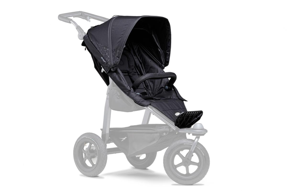 Sportkinderwagensitz-Einhang, Art.-Nr.: T-M1-S-color, Foto siehe Anlage,
- laut Antrag:
- - in Form eines spezifisch gestalteten Einhangs mit Verdeck und Bauchbügel aus Polyester und einer
    Fußstütze aus Kunststoff,
- - wird am Kinderwagengestell mit Druckknöpfen angebracht,
- dient als Sitzvorrichtung für das zu befördernde Kind,
- aufgrund der objektiven Merkmale (u. a. Form) und Eigenschaften erkennbar hauptsächlich für
  Kinderwagen des Kapitels 87 bestimmt.

"Teil für Kinderwagen (Einhang)"