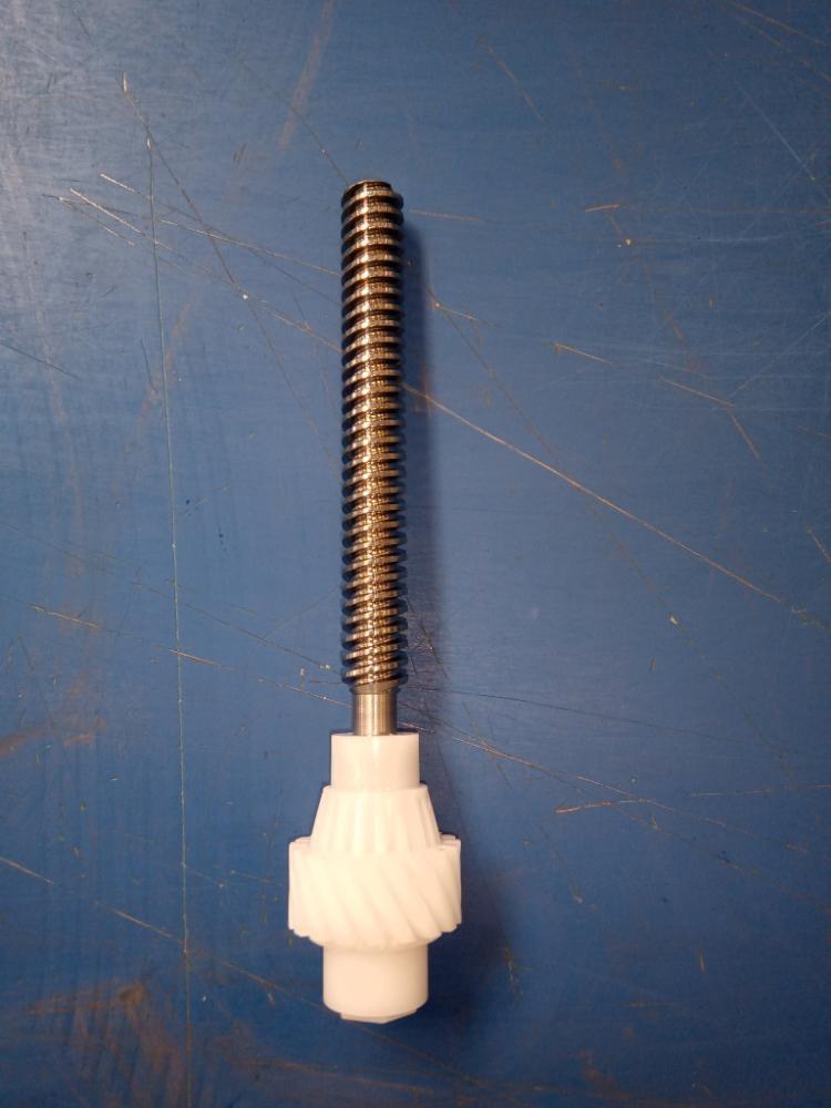 Getriebeteil, 
- bestehend aus einer zweigängigen Spindel aus nicht gegossenem Stahl (S45C), 
  ausgestattet mit einem umspritzten Zahnrad (Schneckenrad) aus Kunststoff
  (POM Delrin 100)
- erkennbar zum Einbau in ein Getriebe für den Antrieb elektrischer Lattenroste bestimmt

"Erkennbares Teil eines Getriebes der Position 8483, nicht aus gegossenem Eisen oder Stahl, nicht von den Codenummern 8483 9089 10 0 bis 8483 9089 40 0 erfasst"