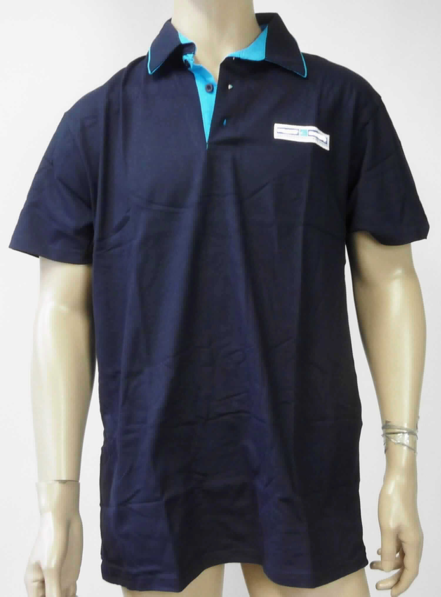 Hemd, sog. T-Shirt, Größe XL, Foto siehe Anlage,
- aus ca. 0,6 mm dicken, einfarbigen Gewirken aus 100 % Baumwolle; mit durchschnittlich mehr als 10 Maschen
  je linearen Zentimeter in jeder Richtung,
- über die Taille reichend (Rückenlänge: ca. 80 cm),
- mit einem doppelt gearbeiteten Umlegekragen,
- vorn mit einer nicht durchgehenden Öffnung mit Knopfverschluss von links über rechts (Männerkleidung),
- mit kurzen Ärmeln,
- vorn mit einem Firmenlogo verziert,
- am unteren Rand gesäumt.

"Hemd aus Gewirken, für Männer, aus Baumwolle"