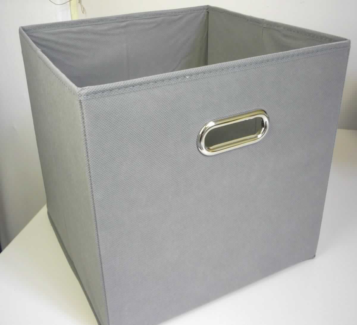 Aufbewahrungsbox, Art. 14110, Foto siehe Anlage,
- in einem Polybeutel mit Fotoeinleger verpackt,
- zusammenklappbar; in Form eines oben offenen Quaders; laut Antrag in den Abmessungen von ca. (L x B x H): 
  32 cm x 32 cm x 32 cm,
- mit Außenseiten aus ca. 0,6 mm dicken, einfarbigen, punktuell thermisch verfestigten Vliesstoffen aus
  Spinnstoffen aus laut Antrag 100 % Polypropylen (synthetische Chemiefasern),
- mit Ausnahme des Bodens an allen Seiten zur Stabilisierung und Formgebung mit Pappe verstärkt,
- mit einer herausnehmbaren Bodenplatte aus den oben genannten Vliesstoffen, die mit Pappe verstärkt ist, 
- auf zwei gegenüberliegenden Seiten mit ovalen Grifföffnungen, die mit einer Einfassung aus unedlem Metall
  versehen sind, 
- durch Zusammenfügen konfektioniert,
- stellt sich nicht als Behältnis der Position 4202 dar, da die Ware weder namentlich im Positionswortlaut genannt, 
  noch einem der dort genannten Behältnisse ähnlich ist,
- ohne raumbezogene Funktion, somit keine Ware der Position 6304,
- im Hinblick auf den Umfang und das äußere Erscheinungsbild verleiht der Vliesstoff der Ware den
  wesentlichen Charakter.

"Andere konfektionierte Ware (Aufbewahrungsbox), aus Spinnstoffen, aus Vliesstoffen"
