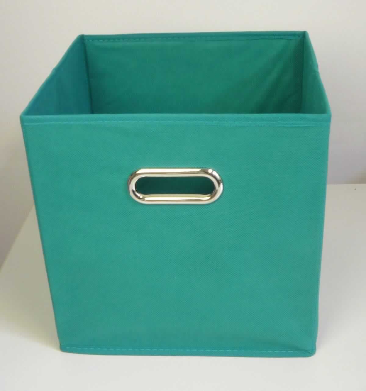 Aufbewahrungsbox, Art. 14138, Foto siehe Anlage,
- in einem Polybeutel mit Fotoeinleger verpackt,
- zusammenklappbar; in Form eines oben offenen Quaders; laut Antrag in den Abmessungen von ca. (L x B x H): 
  28 cm x 28 cm x 28 cm,
- mit Außenseiten aus ca. 0,6 mm dicken, einfarbigen, punktuell thermisch verfestigten Vliesstoffen aus
  Spinnstoffen aus laut Antrag 100 % Polypropylen (synthetische Chemiefasern),
- mit Ausnahme des Bodens an allen Seiten zur Stabilisierung und Formgebung mit Pappe verstärkt,
- mit einer herausnehmbaren Bodenplatte aus den oben genannten Vliesstoffen, die mit Pappe verstärkt ist, 
- auf zwei gegenüberliegenden Seiten mit ovalen Grifföffnungen, die mit einer Einfassung aus unedlem Metall
  versehen sind, 
- durch Zusammenfügen konfektioniert,
- stellt sich nicht als Behältnis der Position 4202 dar, da die Ware weder namentlich im Positionswortlaut genannt, 
  noch einem der dort genannten Behältnisse ähnlich ist,
- ohne raumbezogene Funktion, somit keine Ware der Position 6304,
- im Hinblick auf den Umfang und das äußere Erscheinungsbild verleiht der Vliesstoff der Ware den
  wesentlichen Charakter.

"Andere konfektionierte Ware (Aufbewahrungsbox), aus Spinnstoffen, aus Vliesstoffen"