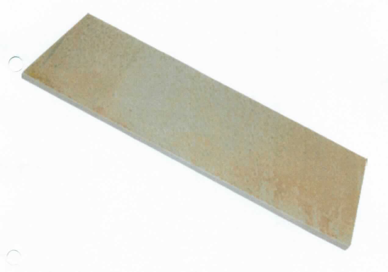 Angaben:
Trittstufen, RIO DORADO; gelb 
Bearbeitung: Oberfläche spaltrau, Vorderkante geschliffen, gefast und egalisiert auf 3 cm, Seiten gesägt 
Farbe: gelb-gemischt 
Material: Quarzit 
Herkunft: Brasilien 
Größe: 3-4 x 35 x 100 cm 30 kg / Stück

Befund:
Bearbeitete Werksteine und Waren daraus