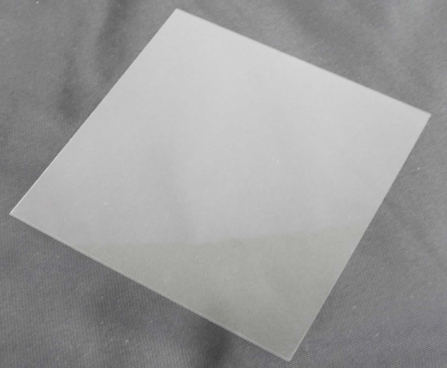 Feuerpoliertes Glas, sog. Abdeckglas - Solar Glass 0787, Foto siehe Anlage,
- als Platte aus transparentem Glas (Klarglas), nicht verstärkt; laut Antrag:
- - aus feuerpoliertem Glas (damit kein Glas der Position 7004),
- - nicht weiter bearbeitet (damit kein Glas der Position 7006),
- - nicht beschichtet, nicht überfangen und nicht geschliffen,
- - mit verschiedenen Dicken (von 0,05 mm bis 0,15 mm),
- - dient als Abdeckglas für Solarzellen in Satelliten.

"Feuerpoliertes Glas (float glass), in Platten oder Tafeln, nicht anders bearbeitet, nicht mit Drahteinlagen
 oder dergleichen verstärkt, unbeschichtet, durchsichtig, mit einer Dicke von 3,5 mm oder weniger"