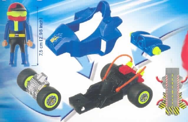 Anderes als zuvor von der Position 9503 erfasstes Modell, mit eingebautem Motor, aus Kunststoff, in Form einer Warenzusammenstellung in Aufmachung für den Einzelverkauf, teilweise noch nicht zusammengesetzt, sog. Blauer Miniflitzer - Playmobil, Art. Nr. 4181.
Es handelt sich um eine Warenzusammenstellung in Aufmachung für den Einzelverkauf, bestehend aus
-einer ca. 7,5 cm großen, an Kopf, Armen und Hüfte beweglichen Puppe, einen bekleideten Rennfahrer mit abnehmbarem Helm darstellend und
-dem Modell eines Rennwagens aus blauem und silberfarbenem Kunststoff mit beweglichen Rädern und eingebautem Rückziehmotor.
Keines der Bestandteile bestimmt den Charakter des Sets, so dass die Einreihung in die letztgenannte der gleichermaßen in Betracht kommenden Unterpositionen erfolgt.
Die Warenzusammenstellung dient Kindern zum Spielen und ist teilweise noch nicht zusammengesetzt in einem buntbedruckten, dreieckigen Pappkarton für den Einzelverkauf aufgemacht, der umgebaut eine Abschussrampe für den Rennwagen ergibt.
Ein Bild der Ware ist im Internet unter http://ec.europa.eu/taxation_customs/dds/ebticau_de.htm zu finden.