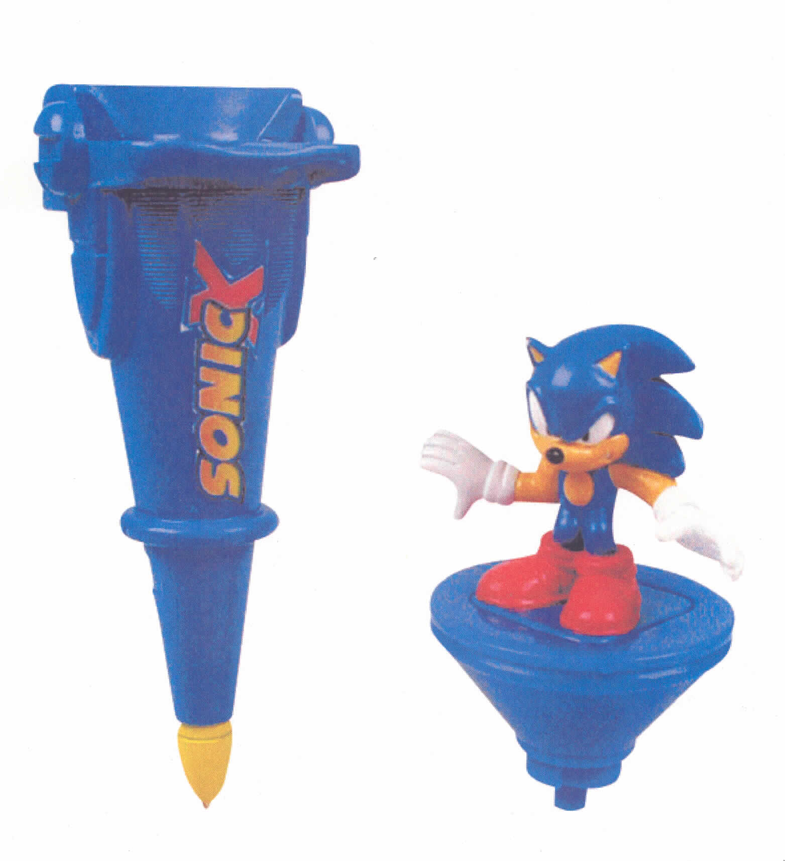 Kugelschreiber als zusammengesetzte Ware, sog. "Spin Launcher Pen" aus der Serie "Mc Donald's - Pucca / Sonic-X - 2006,  zusammengesetzt mit einer Rotationsmechanik für einen Kreisel in einem gemeinsamen Gehäuse aus Kunststoff (Maße: 10,5 x 4,5 cm = L x D) und  einem separaten Kreisel aus Kunststoff mit einer aufgesetzten Figur (Maße: 7 x 4 cm = H x D).
Der Vordere Teil des Gehäuses birgt eine nicht auswechselbare Kugelschreibermine mit pastöser Tinte, die durch Drehen des hinteren Teils ausgefahren werden kann. Auf den hinteren Teil mit der Rotationsmechanik wird der Kreisel aufgesteckt und spannt durch Drehen eine Feder, die sich bei Betätigung eines Schiebers löst, so dass der Kreisel freigegeben wird.  
Der Stift ist in einem Kunststoffbeutel verpackt.
Ein charakterbestimmender Bestandteil ist nicht ermittelbar.

Abbildung im Internet.