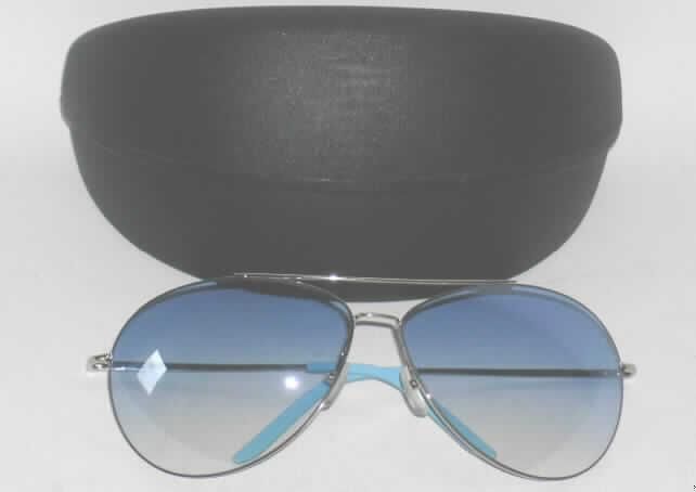 Sonnenbrille, ohne optisch bearbeitete Gläser, mit Brillengläsern aus Kunststoff, im Wesentlichen bestehend aus einer silberfarbenen Brillenfassung mit blau getönten Gläsern. 
Die Brille ist in einem zur Aufnahme der Ware besonders gestaltetem Etui verpackt.
Ein Bild der Ware befindet sich im Internet unter http://ec.europa.eu/taxation_customs/dds/ebticau_de.htm.