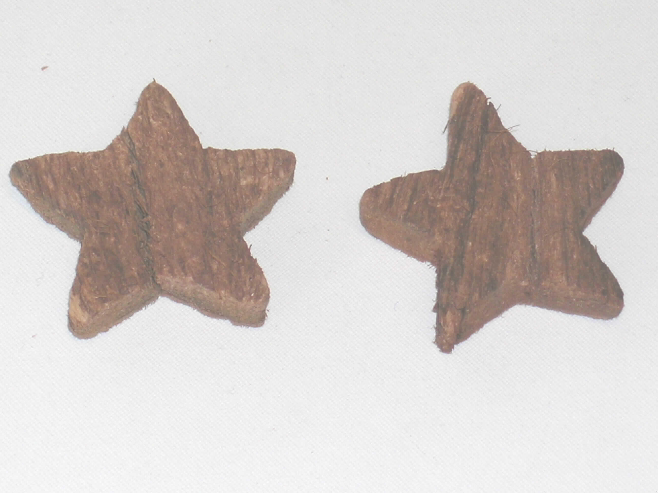Ware aus pflanzlichem Schnitzstoff in Form eines Sterns, der aus der Schale der Kokosnuss ausgestanzt wurde.
Der Stern ist 5-zackig mit folgenden Abmessungen: 5,5 x 1 cm = Durchmesser x Dicke.