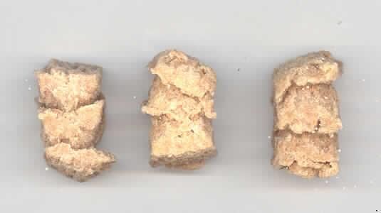 Hundekekse
Antragsangaben: Mini-Kekse Thunfisch. Die Rezeptur wurde vertraulich mitgeteilt. Stärke in der Ware: mehr als 30 GHT. Milcherzeugnisse: nicht enthalten.

Beschaffenheit der vorgelegten Warenprobe: braunes, ca. 2 x 1 cm großes, unregelmäßig geformtes, hartes Gebäck (Kekse) in einem 250-g-Originalfolienbeutel mit Etikett, einer Aufmachung für den Einzelverkauf entsprechend. Etikett-Text (Auszug): "Mini-Kekse Thunfisch. Moni's Hunde-Bäckerei. Ergänzungsfuttermittel für Hunde".

Aufgrund der Aufmachung als Hundefutter ist eine Verwendung zur menschlichen Ernährung grundsätzlich ausgeschlossen.

Zubereitung von der zur Fütterung verwendeten Art, Hunde- und Katzenfutter, in Aufmachung für den Einzelverkauf, mit einem Gehalt an Stärke von mehr als 30 GHT, keine Milcherzeugnisse enthaltend oder mit einem Gehalt an Milcherzeugnissen von weniger als 10 GHT.