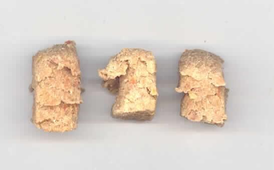 Hundekekse

Antragsangaben: Karotten-Küsse. Die Rezeptur wurde vertraulich mitgeteilt. Stärke in der Ware: mehr als 30 GHT. Milcherzeugnisse: nicht enthalten.

Beschaffenheit der vorgelegten Warenprobe: braune, ca. 2 x 1 cm große, unregelmäßig geformte, harte Kekse (Gebäck), in einem 250-g-Originalfolienbeutel mit Etikett, einer Aufmachung für den Einzelverkauf entsprechend. Etikett-Text (Auszug): "Karotten-Küsse. Moni's Hunde-Bäckerei. Ergänzungsfuttermittel für Hunde".

Aufgrund der Aufmachung als Hundefutter ist eine Verwendung zur menschlichen Ernährung grundsätzlich ausgeschlossen.

Zubereitung von der zur Fütterung verwendeten Art, Hunde- und Katzenfutter, in Aufmachung für den Einzelverkauf, mit einem Gehalt an Stärke von mehr als 30 GHT, keine Milcherzeugnisse enthaltend oder mit einem Gehalt an Milcherzeugnissen von weniger als 10 GHT.