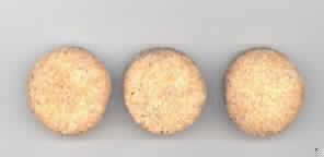 Hundekekse

Antragsangaben: Poulet-Cracker. Die Rezeptur wurde vertraulich mitgeteilt. Stärke in der Ware: mehr als 30 GHT. Milcherzeugnisse: nicht enthalten.

Beschaffenheit der vorgelegten Warenprobe: braunes, ca. 3,5 x 1 cm großes, rundes, hartes Gebäck (Cracker), in einem 250-g-Originalfolienbeutel mit Etikett, einer Aufmachung für den Einzelverkauf entsprechend. Etikett-Text (Auszug): "Poulet-Cracker. Moni's Hunde-Bäckerei. Ergänzungsfuttermittel für Hunde".

Aufgrund der Aufmachung als Hundefutter ist eine Verwendung zur menschlichen Ernährung grundsätzlich ausgeschlossen.

Zubereitung von der zur Fütterung verwendeten Art, Hunde- und Katzenfutter, in Aufmachung für den Einzelverkauf, mit einem Gehalt an Stärke von mehr als 30 GHT, keine Milcherzeugnisse enthaltend oder mit einem Gehalt an Milcherzeugnissen von weniger als 10 GHT.