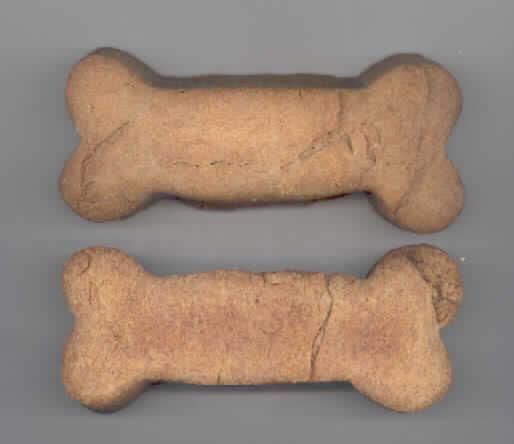 Hundekekse

Antragsangaben: Hunde-Kekse XL mit Thunfisch. Die Rezeptur wurde vertraulich mitgeteilt. Stärke in der Ware: mehr als 30 GHT. Milcherzeugnisse: nicht enthalten.

Beschaffenheit der vorgelegten Warenprobe: braune, ca. 13 x 5 x 2 cm große, knochenförmige, harte Kekse (Gebäck), davon 10 Stück in einem Originalfolienbeutel mit Etikett, einer Aufmachung für den Einzelverkauf entsprechend. Etikett-Text (Auszug): "Hunde-Kekse XL mit Thunfisch. Moni's Hunde-Bäckerei. Ergänzungsfuttermittel für Hunde".

Aufgrund der Aufmachung als Hundefutter ist eine Verwendung zur menschlichen Ernährung grundsätzlich ausgeschlossen.

Zubereitung von der zur Fütterung verwendeten Art, Hunde- und Katzenfutter, in Aufmachung für den Einzelverkauf, mit einem Gehalt an Stärke von mehr als 30 GHT, keine Milcherzeugnisse enthaltend oder mit einem Gehalt an Milcherzeugnissen von weniger als 10 GHT.
