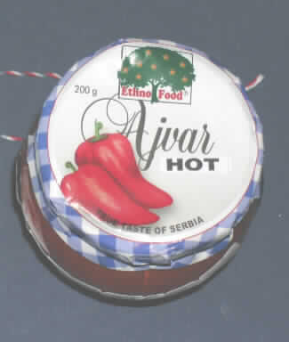 Ajvar mit brennendem Geschmack.

Antragsangaben (als zutreffend unterstellt): Ajvar. Zutaten: milde und scharfe Paprika, Salz, Zucker, Öl, Essig. Der Gehalt an Essigsäure liegt unter 0,5 GHT. Zur Verwendung als Beilage bestimmt.

Beschaffenheit der vorgelegten Warenprobe: rote Masse aus grob zerkleinerten Paprika. Geschmack: deutlich nach Paprika mit brennenden Geschmack, der Essig ist kaum wahrnehmbar.

Anderes Gemüse, anders als mit Essig oder Essigsäure zubereitet oder haltbar gemacht, nicht gefroren, ausgenommen Erzeugnisse der Position 2006, kein Gemüse der Unterpositionen 2005 10 bis 2005 91 der KN, Früchte der Gattung "Capsicum", mit brennendem Geschmack, kein Pulver.