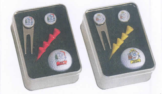 Ausrüstungsgegenstände für den Golfsport, in Form einer Warenzusammenstellung, sog. Geschenk-Box-Deluxe. 

Es handelt sich um eine Warenzusammenstellung in Aufmachung für den Einzelverkauf, verpackt in einer mit Schaumstoff ausgelegten Metallbox (Geschenkbox), in dem sich ein Golfball, eine Pitchgabel bzw. Pitchfork aus unedlem Metall mit Druckknopfballmarker, ein Ballmarker (Ersatzmarker) und vier farbige Holztees (Abschlaghilfe) befinden. 
Die Erzeugnisse sind mit farbigen Motiven und Aufschriften (Frohe Weihnachten, Happy Birthday) versehen. Der Golfball bestimmt den Charakter der Warenzusammenstellung.

Artikelbezeichnung: A132

Bild der Ware im Internet unter http://europa.eu.int/comm/taxation_customs/dds/de/ebticau.htm