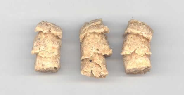 Hundekekse

Antragsangaben: Mini-Kekse Käse. Die Rezeptur wurde vertraulich mitgeteilt. Stärke in der Ware: mehr als 30 GHT. Milcherzeugnisse (Käse): 10 oder mehr, jedoch weniger als 50 GHT.

Beschaffenheit der vorgelegten Warenprobe: braune, ca. 1 bis 2 cm große, unregelmäßig geformte, harte Pellets (Kekse) in einem 250-g-Originalfolienbeutel mit Etikett, einer Aufmachung für den Einzelverkauf entsprechend. Etikett-Text (Auszug): "Mini-Kekse Käse. Moni's Hunde-Bäckerei. Ergänzungsfuttermittel für Hunde".

Aufgrund der Aufmachung als Hundefutter ist eine Verwendung zur menschlichen Ernährung grundsätzlich ausgeschlossen.

Zubereitung von der zur Fütterung verwendeten Art, Hunde- und Katzenfutter, in Aufmachung für den Einzelverkauf, mit einem Gehalt an Stärke von mehr als 30 GHT, mit einem Gehalt an Milcherzeugnissen von 10 oder mehr, jedoch weniger als 50 GHT.