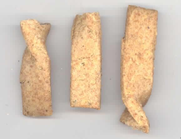 Hundekekse

Antragsangaben: Käsestangen. Die Rezeptur wurde vertraulich mitgeteilt. Stärke in der Ware: mehr als 30 GHT. Milcherzeugnisse (Käse): 10 oder mehr, jedoch weniger als 50 GHT.

Beschaffenheit der vorgelegten Warenprobe: braune, ca. 5 x 1,5 x 0,4 cm große, harte Kekse, in einem 250-g-Originalfolienbeutel mit Etikett, einer Aufmachung für den Einzelverkauf entsprechend. Etikett-Text (Auszug): "Käsestangen. Moni's Hunde-Bäckerei. Ergänzungsfuttermittel für Hunde".

Aufgrund der Aufmachung als Hundefutter ist eine Verwendung zur menschlichen Ernährung grundsätzlich ausgeschlossen.

Zubereitung von der zur Fütterung verwendeten Art, Hunde- und Katzenfutter, in Aufmachung für den Einzelverkauf, mit einem Gehalt an Stärke von mehr als 30 GHT, mit einem Gehalt an Milcherzeugnissen von 10 oder mehr, jedoch weniger als 50 GHT.