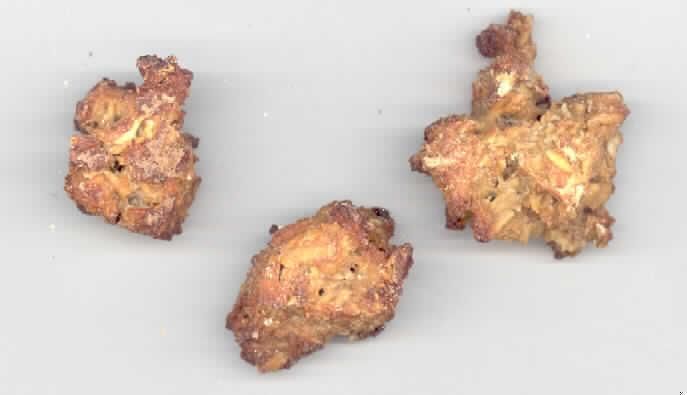 Hundekekse

Antragsangaben: Power-Kekse. Die Rezeptur wurde vertraulich mitgeteilt. Stärke in der Ware: mehr als 30 GHT. Milcherzeugnisse (Joghurt): 10 oder mehr, jedoch weniger als 50 GHT.

Beschaffenheit der vorgelegten Warenprobe: braune, ca. 1,5 bis 2 cm große, unregelmäßig geformte, harte Kekse (Gebäck), in einem 250-g-Originalfolienbeutel mit Etikett, einer Aufmachung für den Einzelverkauf entsprechend. Etikett-Text (Auszug): "Power-Kekse. Moni's Hunde-Bäckerei. Ergänzungsfuttermittel für Hunde".

Aufgrund der Aufmachung als Hundefutter ist eine Verwendung zur menschlichen Ernährung grundsätzlich ausgeschlossen.

Zubereitung von der zur Fütterung verwendeten Art, Hunde- und Katzenfutter, in Aufmachung für den Einzelverkauf, mit einem Gehalt an Stärke von mehr als 30 GHT, mit einem Gehalt an Milcherzeugnissen von 10 oder mehr, jedoch weniger als 50 GHT.
