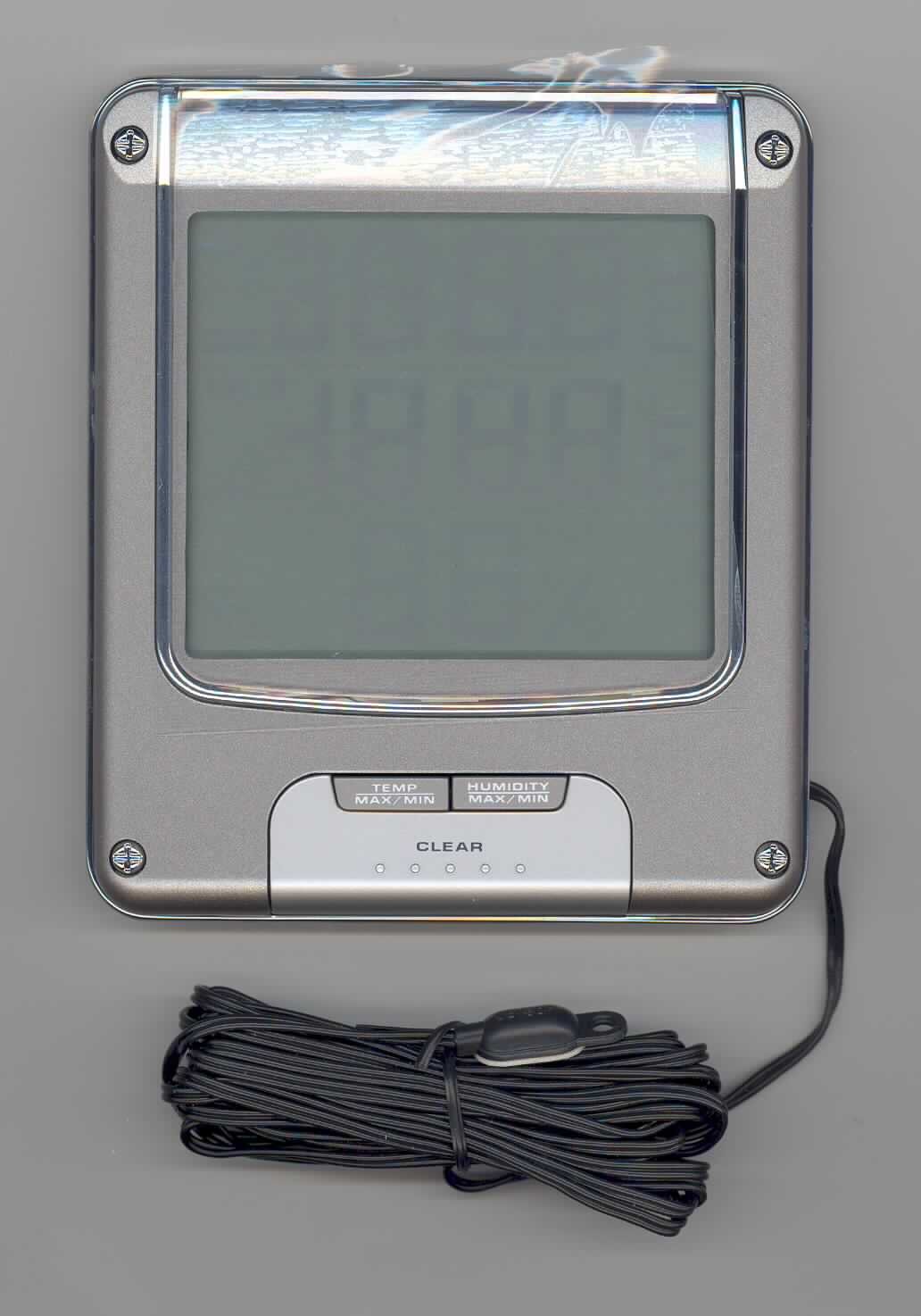 Thermometer, Hygrometer, miteinander kombiniert, nicht für zivile Luftfahrzeuge bestimmt, elektronisch, sog. Thermo-Hygrometer (Art.Nr.: E 915 024), in Form einer Warenzusammenstellung in Aufmachung für den Einzelverkauf, im Wesentlichen bestehend aus 
- einer den Charakter der Warenzusammenstellung im Hinblick auf die Verwendung bestimmenden Kombination aus einem Thermometer und einem Hygrometer, die sich in einem ca, 120 x 105 x 17 mm großen Kunststoffgehäuse mit einem LCD, drei Bedientasten, einer Aufstellvorrichtung, einem Batteriefach sowie einem fest mit dem Gehäuse verbundenen, ca. 3 m langen Kabel, das mit einem Sensor versehen ist (funktionelle Einheit), befindet (siehe Abbildung),
- einer 1,5 V Batterie sowie
- einer Kurzbeschreibung.
Die Ware dient der Anzeige der Innen- und Außentemperatur sowie der Luftfeuchtigkeit. Über einen Knopf an der Gehäuserückseite kann man sich die Temperatur in Grad Celsius oder in Grad Fahrenheit anzeigen lassen. 
Die Bestandteile der Warenzusammenstellung befinden sich in einem Karton, das Hauptgerät ist zum Schutz zusätzlich in einer Kunststofffolie mit Luftkammern verpackt.